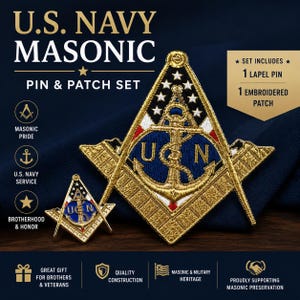 Puede incluir: Un conjunto de pin y parche masónico de la Marina de los EE. UU. con un diseño en forma de diamante que incluye un ancla dorada, las letras U.S.N. y estrellas blancas sobre un fondo azul. El set incluye un pin de solapa y un parche bordado.