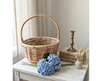 Cesta de vime vintage com alça, estilo rústico, para casa de campo ou fazenda. Decoração feita à mão.