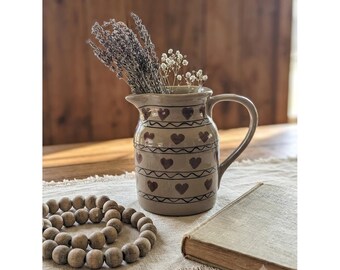 Jarro/Vaso de Cerâmica Artesanal em Estilo Popular com Estampa de Coração, Assinado, EUA, Decoração Rústica