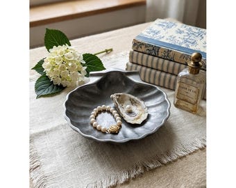 Tigela vintage IHP em alumínio fundido, fabricada na Índia, em formato de concha de vieira, na cor prata, para decoração de praia.