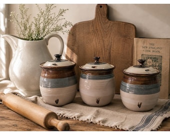 Conjunto de 3 potes de cerâmica vintage de estúdio, assinados, em tons de azul e marrom.