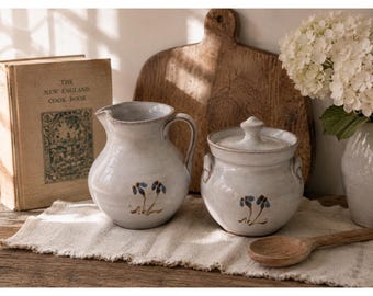 Conjunto de cremeira e açucareiro Jugtown Ware Seagrove NC Pottery em cerâmica com estampa floral em tons de cinza e azul.