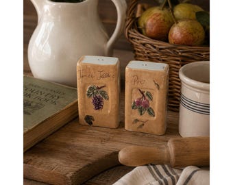 Conjunto de saleiro e pimenteiro de cerâmica com tema de livro de receitas, geleias, compotas, tortas e frutas.