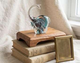 Estatueta de elefante em vidro artístico estilo Murano, com a tromba para cima, em tons de azul-petróleo e prata com detalhes em aventurina.