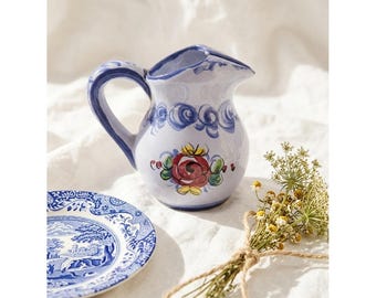 Jarra creme vintage Vestal Alcobaca Portugal pintada à mão com estampa floral em cerâmica azul.
