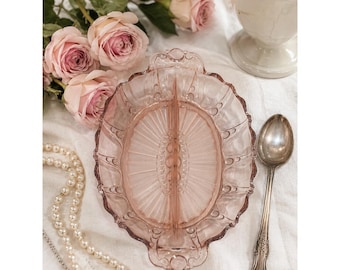 Travessa de vidro rosa vintage da época da Grande Depressão, dividida e com alças.