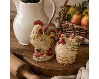 Saleiro e pimenteiro Royal Doulton Chanticlair em formato de galo e galinha, modelo TC 1301, em cerâmica, 2004.