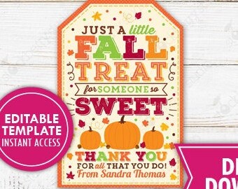 Può includere: Un'etichetta stampabile a tema autunnale con il testo "Just a little Fall Treat for someone so Sweet". L'etichetta presenta zucche arancioni, foglie autunnali e le parole "Thank You". Un cerchio rosa dice "Editable Template Instant Access".