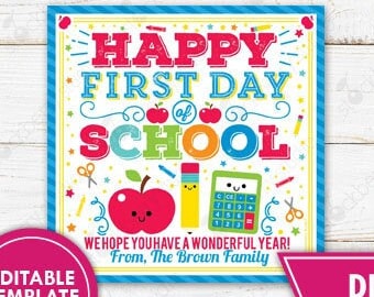 Może przedstawiać: Kolorowy, drukowany znak z napisem "Happy First Day of School" w kolorze czerwonym, pomarańczowym i niebieskim. Projekt zawiera ilustracje jabłka, ołówka, kalkulatora i nożyczek. Znak zawiera również tekst "Editable Template Instant Access" i "Digital Download".