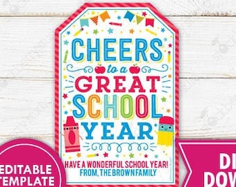 Puede incluir: Un letrero imprimible colorido con el texto "Cheers to a Great School Year" en rojo, azul, verde y amarillo. El letrero incluye ilustraciones de un crayón, una manzana y una magdalena. El letrero también incluye el texto "Editable Template Instant Access" y "Digital Download".