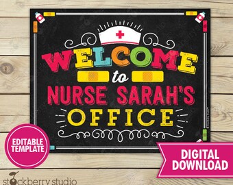 Może przedstawiać: Prostokątny znak w stylu tablicy z czarnym tłem i kolorowym napisem Welcome to Nurse Sarah's Office. Projekt zawiera biały czepek pielęgniarski z czerwonym krzyżem, dwa żółte plastry oraz małe ikony o tematyce medycznej.