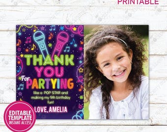 Op de afbeelding: Een paarse bedankkaart met neon groene, roze en gele accenten. De kaart heeft een microfoon, muzieknoten en sterren. De tekst op de kaart luidt "Bedankt voor het feesten als een popster en voor het maken van mijn 9e verjaardag leuk! Liefs, Amelia".
