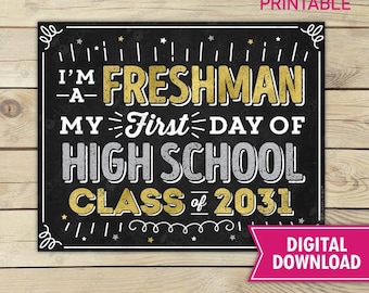 以下が含まれることがあります： I'M A FRESHMAN MY FIRST DAY OF HIGH SCHOOL CLASS of 2031と白と金の文字で書かれた黒板風の長方形の看板。装飾的な白い枠線、小さな金と白の星、垂直の線がデザインされています。