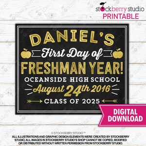 Op de afbeelding: Een zwart schoolbord-achtig bord met gouden en witte tekst. Het bord luidt "DANIEL'S First Day of Freshman Year!" met de datum "August 24th 2016" en "Class of 2025". Bevat een roze "DIGITAL DOWNLOAD" banner.