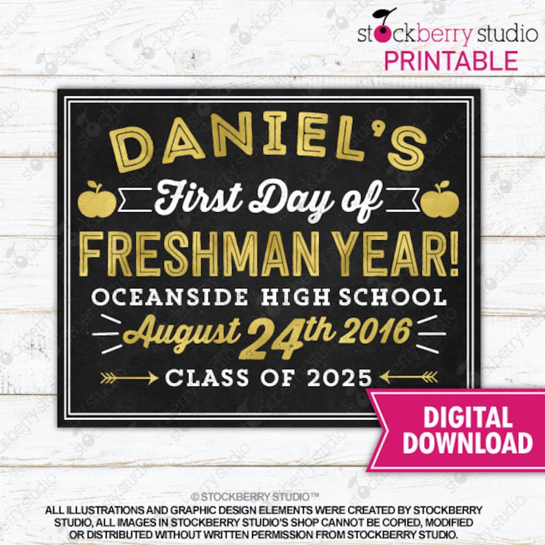 Op de afbeelding: Een zwart schoolbord-achtig bord met gouden en witte tekst. Het bord luidt "DANIEL'S First Day of Freshman Year!" met de datum "August 24th 2016" en "Class of 2025". Bevat een roze "DIGITAL DOWNLOAD" banner.