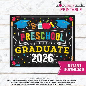 Puede incluir: Un letrero imprimible de estilo pizarra negra para la graduaci&oacute;n de preescolar. El letrero presenta un texto colorido que dice "Preschool Graduate 2026" con ilustraciones de &uacute;tiles escolares y gorras de graduaci&oacute;n. El letrero es una descarga digital.