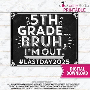 Może przedstawiać: Czarno-biała tablica z napisem "5th Grade... BRUH, I'M OUT. #LASTDAY2025". Tablica ma ozdobną ramkę i białe tło.