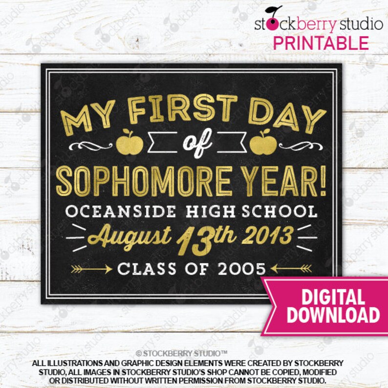 Op de afbeelding: Een printbaar bord in schoolbordstijl met gouden letters met de tekst "MY FIRST DAY of SOPHOMORE YEAR!". Bevat de schoolnaam, datum en klasjaar. Een roze banner rechtsonder zegt "DIGITALE DOWNLOAD".