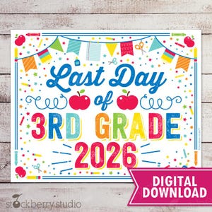 Può includere: Un cartello colorato con la scritta "Last Day of 3rd Grade 2026." Il design include mele, stelle, matite e ghirlande di vari colori. Un banner rosa in basso a destra recita "DIGITAL DOWNLOAD."