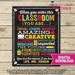 Może przedstawiać: Czarno-biały wydruk w stylu tablicy z kolorowym tekstem, w tym "CLASSROOM YOU ARE..." i pozytywnymi afirmacjami. R&oacute;żowy baner głosi "DIGITAL DOWNLOAD".