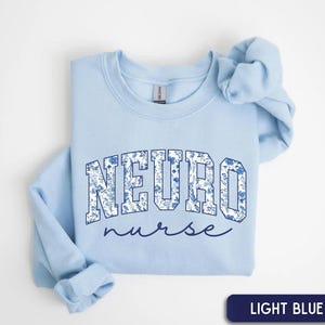 Sudadera de enfermera neurológica, sudadera floral de cuello redondo para enfermera neurológica, suéter de enfermera neurológica, suéter de trabajo para enfermera neurológica, regalo para enfermera neurológica, regalo para enfermera de UCI neurológica Light Blue