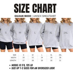 Puede incluir: Tabla de tallas para una sudadera unisex Gildan 18000. Se muestran las tallas S, M, L, XL y 2XL. Las medidas de ancho y largo se proporcionan en cent&iacute;metros. La modelo mide 173 cm y pesa 56,7 kg. El texto aconseja elegir una talla m&aacute;s grande.