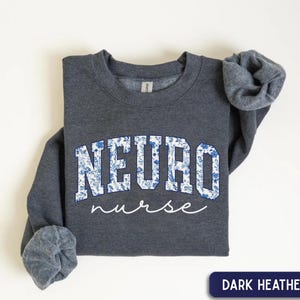 Sudadera de enfermera neurológica, sudadera floral de cuello redondo para enfermera neurológica, suéter de enfermera neurológica, suéter de trabajo para enfermera neurológica, regalo para enfermera neurológica, regalo para enfermera de UCI neurológica Dark Heather