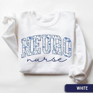 Sudadera de enfermera neurológica, sudadera floral de cuello redondo para enfermera neurológica, suéter de enfermera neurológica, suéter de trabajo para enfermera neurológica, regalo para enfermera neurológica, regalo para enfermera de UCI neurológica White