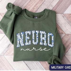 Sudadera de enfermera neurológica, sudadera floral de cuello redondo para enfermera neurológica, suéter de enfermera neurológica, suéter de trabajo para enfermera neurológica, regalo para enfermera neurológica, regalo para enfermera de UCI neurológica Military Green