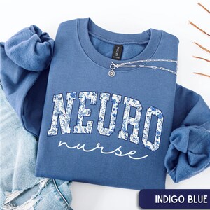 Sudadera de enfermera neurológica, sudadera floral de cuello redondo para enfermera neurológica, suéter de enfermera neurológica, suéter de trabajo para enfermera neurológica, regalo para enfermera neurológica, regalo para enfermera de UCI neurológica Indigo Blue