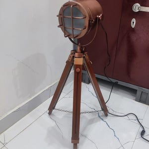 Lámpara de pie industrial vintage con trípode: foco de estudio retro de shopwithanas