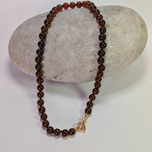 Halsband med brunt glas och guldpärlor - Halsband i Monica Vinader-stil