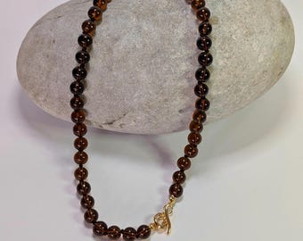 Ketting met bruine glas- en goudkralen - ketting in Monica Vinader-stijl