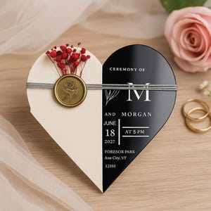 Elegante invitación de boda de plexiglás con espejo negro en forma de corazón: invitación personalizada de acrílico con sobre opcional y detalle floral.