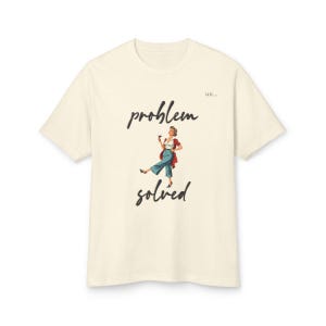 Puede incluir: Camiseta color crema con las palabras "problem solved" en escritura negra. Una ilustración vintage de una mujer con chaqueta roja y pantalón azul está en el centro. La palabra "un..." está encima de la palabra "problem".