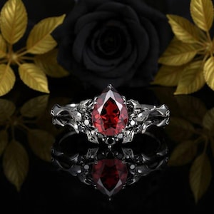 Anillo de compromiso gótico de oro negro con granate en forma de pera, anillo de promesa de hoja negra, anillo de bruja negro rodiado único, conjunto de novia de boda con granate.