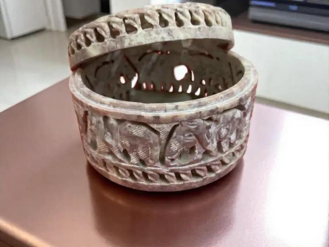 手彫りのソープストーン製小物入れ、石鹸保存箱、クマのモチーフ