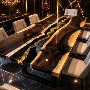 Op de afbeelding: Een rechthoekige eettafel met twee donkere houten bladen met natuurlijke boomranden, gescheiden door een centrale inleg van glinsterende goudkleurige hars. De tafel rust op een zwart metalen frame en is omringd door crèmekleurige stoelen.