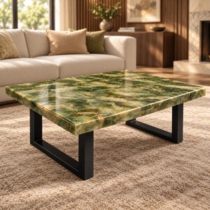 Groene onyx salontafel met rechthoekig stenen blad en zwarte metalen U-vormige poten voor een moderne, luxe woonkamer [alleen tafelblad]