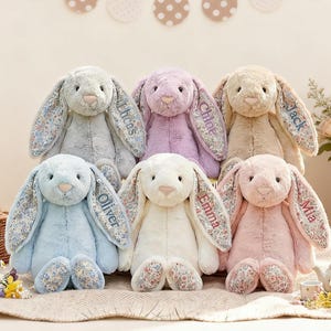Conejo de peluche floral bordado / Conejo personalizado con nombre para bebé / Conejo de peluche estilo cabaña / Regalo para recién nacido / Regalo para niña de las flores / Regalo para baby shower