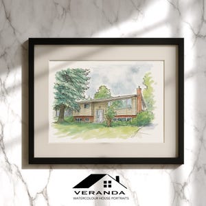Pode incluir: Retrato de casa em aquarela emoldurado em uma moldura preta. A obra de arte retrata uma casa de dois andares com um exterior de cor clara, janelas grandes e uma chaminé de tijolo vermelho. A vegetação exuberante envolve a casa, e o céu está nublado. A obra de arte é assinada "VERANDA WATERCOLOUR HOUSE PORTRAITS".