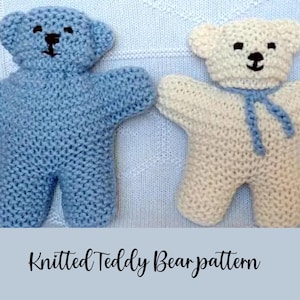 Puede incluir: Se muestran dos osos de peluche tejidos, uno azul claro y otro crema. El oso azul tiene ojos y nariz bordados en negro. El oso crema tiene una bufanda azul. El texto "Knitted Teddy Bear pattern" está debajo.