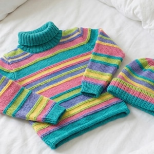 Mädchen Hell easy Knit Rollkragen Streifen Pullover & Mütze - DK 8Ply Light Kammwolle Größe 4 - 10 Jahre Strickmuster Download PDF