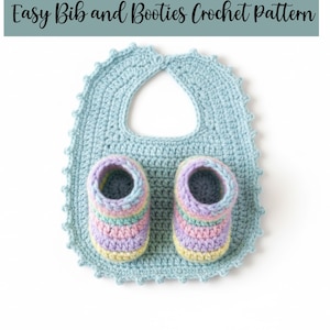 Puede incluir: Un babero de ganchillo azul claro y patucos a juego para bebé. Los patucos están a rayas con colores pastel. El texto "Easy Bib and Booties Crochet pattern" está en la parte superior de la imagen.