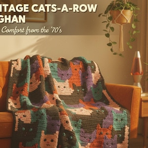 Pode incluir: Uma manta afegã de estilo vintage com um padrão repetido de gatos em tons de laranja, verde, roxo e castanho. A manta está sobre um sofá laranja. O texto na parte superior diz "VINTAGE CATS-A-ROW AFGHAN" e "Cozy Comfort from the '70's".