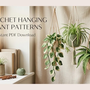 Könnte beinhalten: Das Bild zeigt drei gehäkelte Pflanzenhalter zum Aufhängen mit grünen Pflanzen. Die Halterungen sind mit Seilen aufgehängt. Der Text "CROCHET HANGING PLANT PATTERNS" und "Instant PDF Download" sind sichtbar. Eine kleine Pflanze in einem Becher und Häkelnadeln befinden sich auf einer Fensterbank.