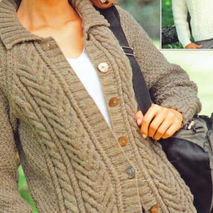 Puede incluir: Un cárdigan marrón de punto trenzado con cuello y botones grandes y redondos. El suéter presenta un patrón texturizado y se usa sobre una camisa blanca. Se ve un bolso negro.