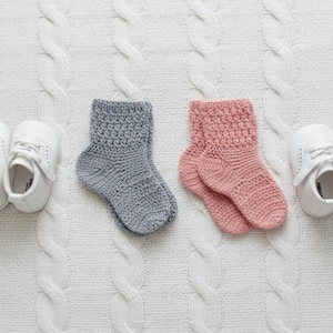 Puede incluir: Juego de tres tazas de cerámica con acabado mate moteado. Las tazas son en tonos crema, gris claro y gris oscuro. Cada taza tiene un diseño simple y minimalista, ideal para café o té.