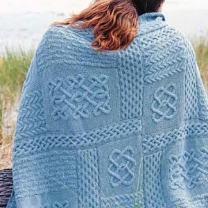 Może przedstawiać: Rustykalny drewniany szyld z napisem "Welcome to our home" w białych literach. Szyld ma postarzaną powierzchnię i prosty, zapraszający design, idealny na ganek lub do przedpokoju.