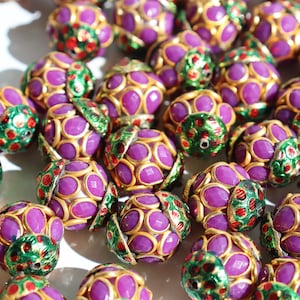 SALE Lila Blütenblätter - Pachikaam und Meenakari Perlen (2) 13mm